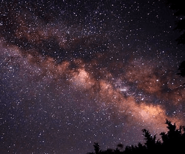 厚真町周辺の澄んだ夜空に広がる天の川と満天の星